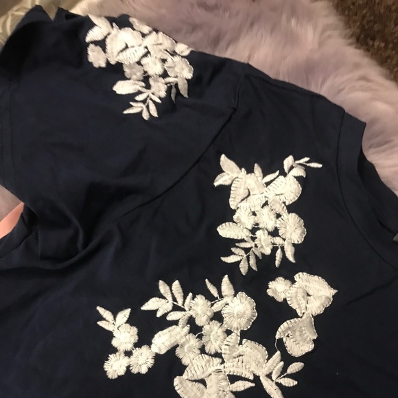 Embroidery flower shirt - Picture 2 of 3